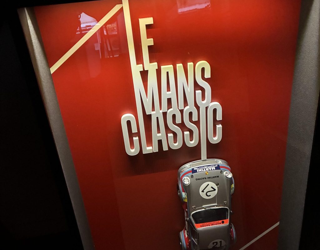 Cadre "Le Mans Classic" avec une voiture Porsche miniature